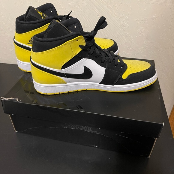 Jordan 1 Mid Yellow Toe - Picture 6 of 7